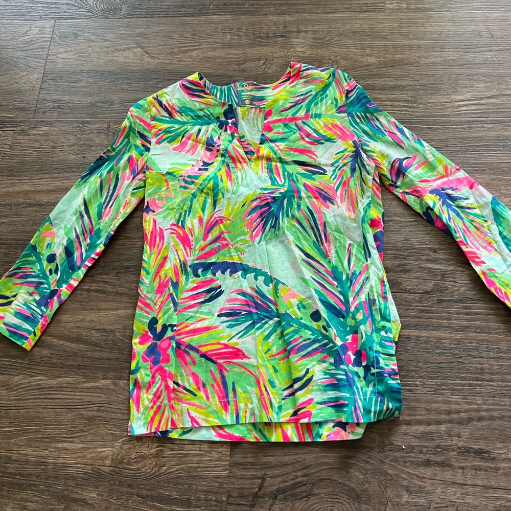 Like new XS Lilly Pulitzer multicolor top. Comes from smoke and pet free home.